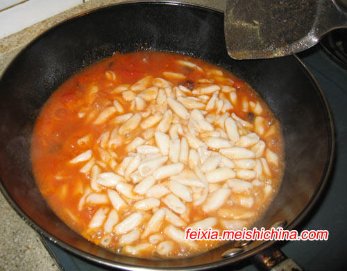 Steps for Making Tomato Sauce Mixed with Cat Ear Noodles