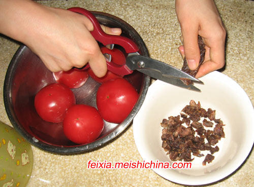 Steps for Making Tomato Sauce Mixed with Cat Ear Noodles