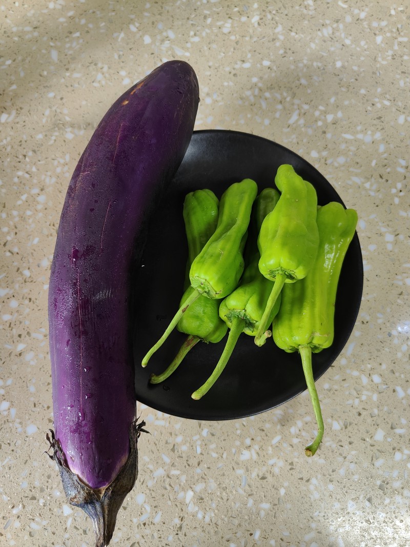 Steps for Making Stir-fried Eggplant with Green Peppers