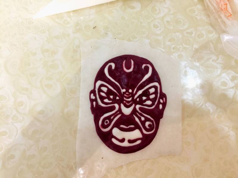 Steps to Make Beijing Opera Facial Mask Mousse Cake