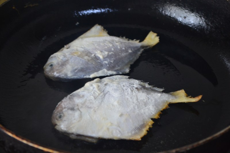 Steps for cooking Braised Pomfret