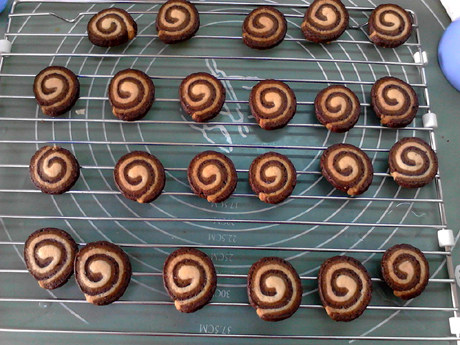 Steps for Making Three-color Swirl Cookies