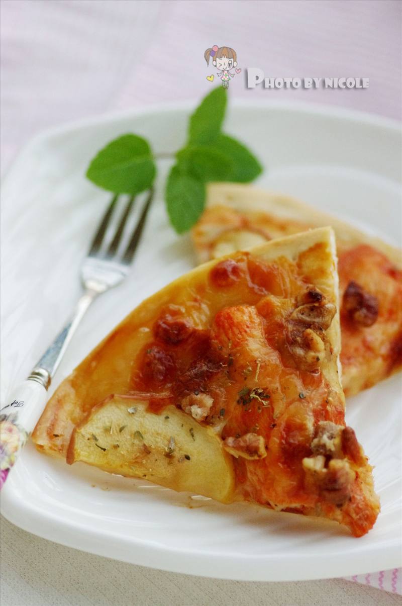 Apple Chicken Pizza with Crunchy Crust by Jia Taoren