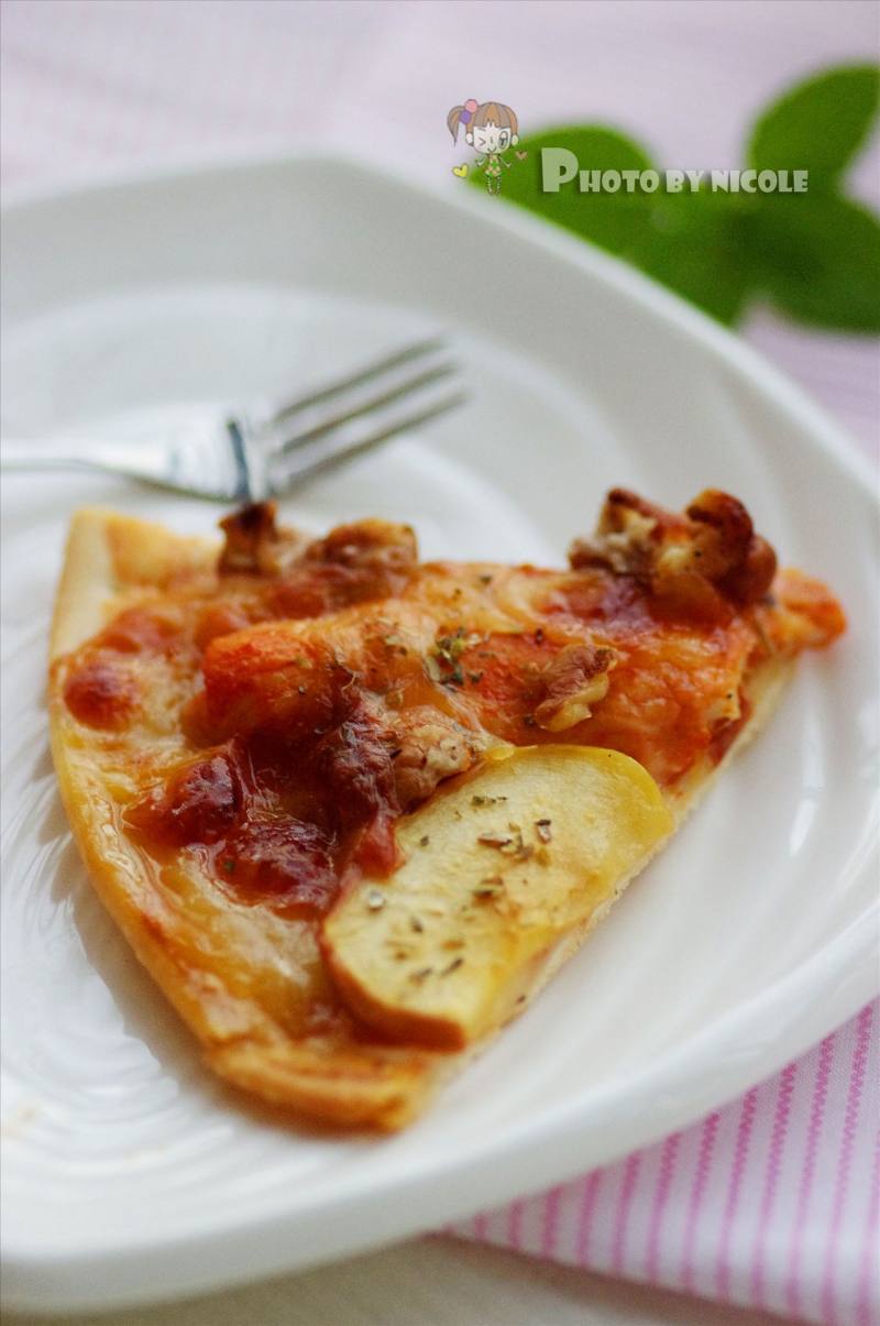 Apple Chicken Pizza with Crunchy Crust by Jia Taoren