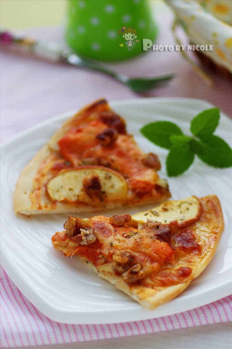 Apple Chicken Pizza with Crunchy Crust by Jia Taoren