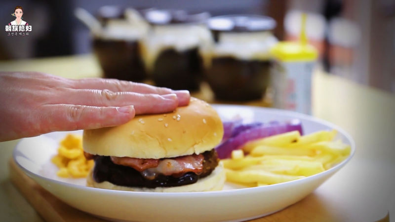 Step-by-Step Cooking of Mark's Daughter's Favorite Angel Burger from Midnight Diner