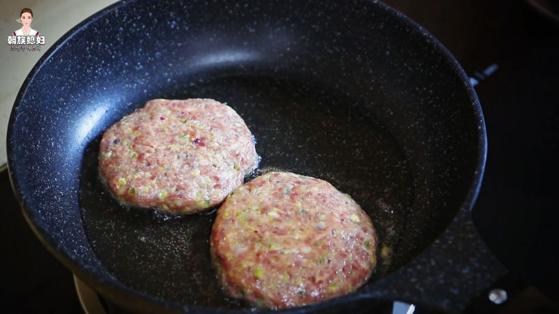 Step-by-Step Cooking of Mark's Daughter's Favorite Angel Burger from Midnight Diner