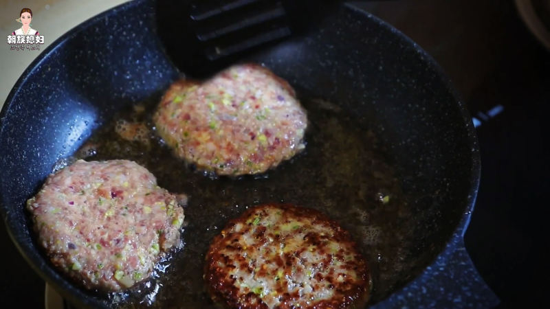 Step-by-Step Cooking of Mark's Daughter's Favorite Angel Burger from Midnight Diner