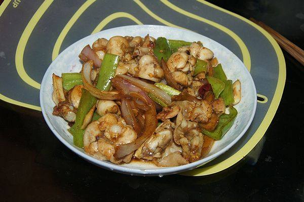 Green Pepper and Onion Stir-Fried Frog Legs