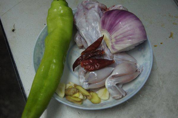 Steps for Making Green Pepper and Onion Stir-Fried Frog Legs