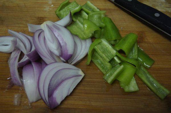 Steps for Making Green Pepper and Onion Stir-Fried Frog Legs