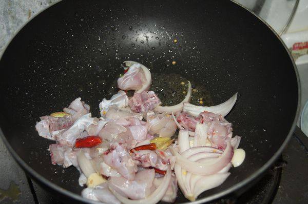 Steps for Making Green Pepper and Onion Stir-Fried Frog Legs