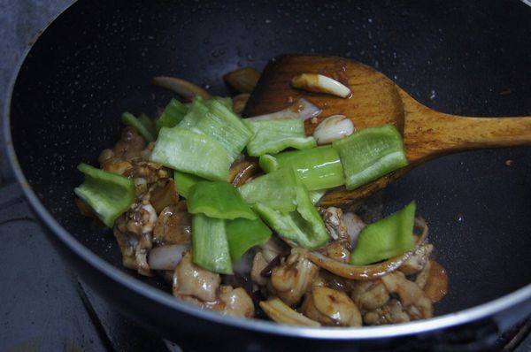 Steps for Making Green Pepper and Onion Stir-Fried Frog Legs