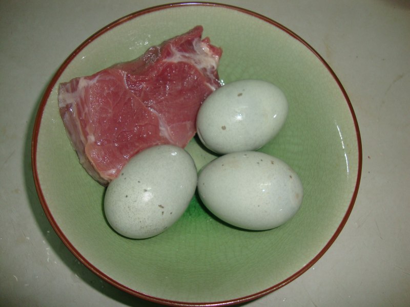 Steps to Make Shaguo Pidan Shourou Zhou (Clay Pot Porridge with Preserved Egg and Lean Pork)