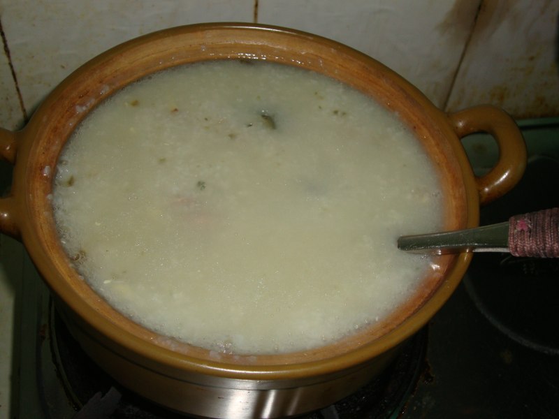 Steps to Make Shaguo Pidan Shourou Zhou (Clay Pot Porridge with Preserved Egg and Lean Pork)