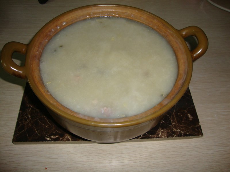 Steps to Make Shaguo Pidan Shourou Zhou (Clay Pot Porridge with Preserved Egg and Lean Pork)