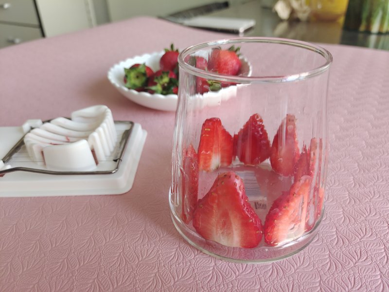 Steps for Making Strawberry Mousse