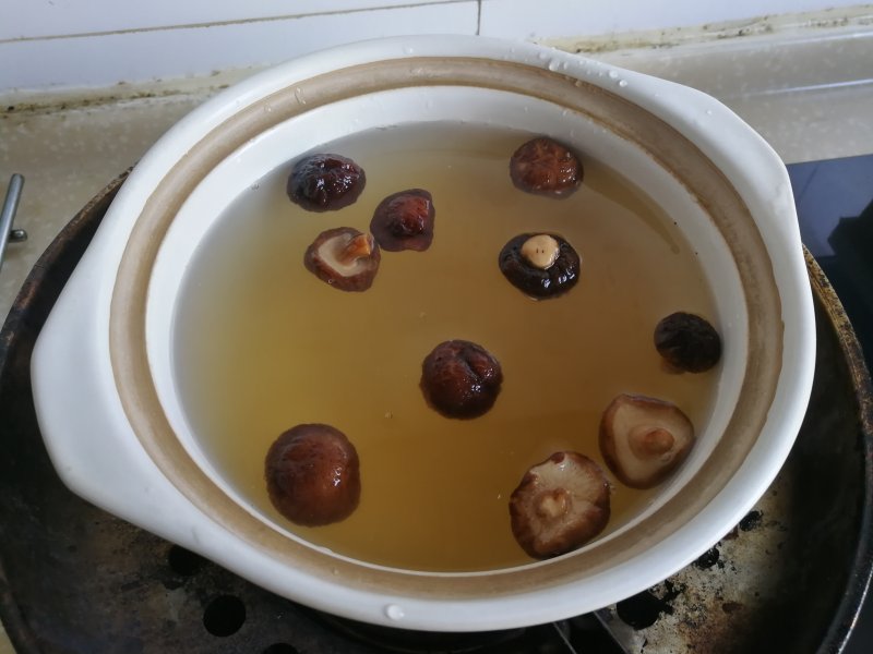 Steps for Cooking Sea Cucumber, Mushroom and Millet Porridge