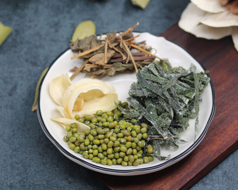 Steps for Cooking Fishy Smelling Herb, Kelp and Mung Bean Soup