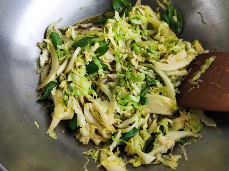 Steps for Making Spicy Stir-Fried Cabbage