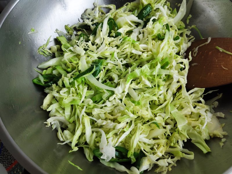 Steps for Making Spicy Stir-Fried Cabbage