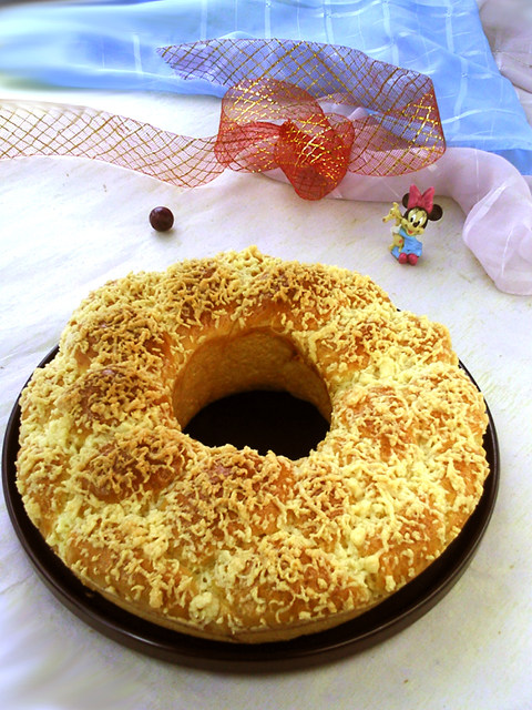 Cream Braided Flower Crown Bread