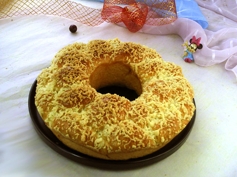 Cream Braided Flower Crown Bread