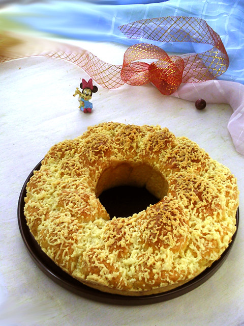 Cream Braided Flower Crown Bread