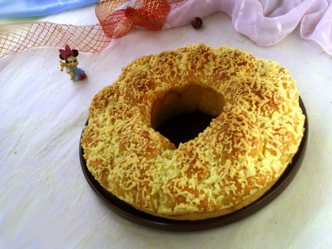 Cream Braided Flower Crown Bread