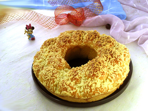 Cream Braided Flower Crown Bread