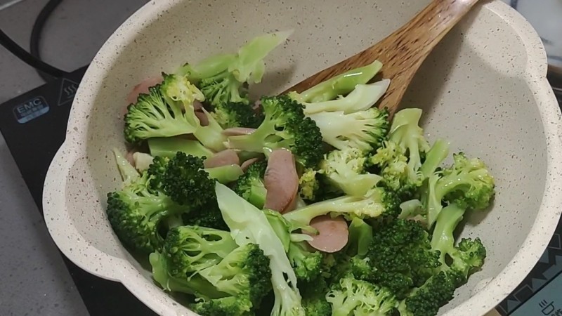 Steps for Broccoli and Ham Sausage Stir-Fry