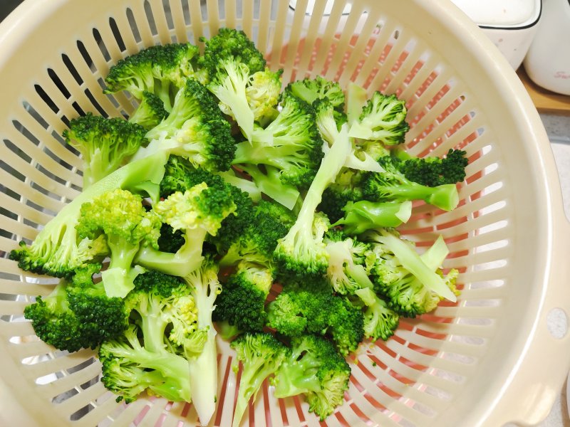 Steps for Broccoli and Ham Sausage Stir-Fry