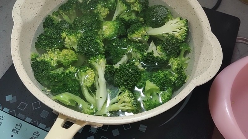 Steps for Broccoli and Ham Sausage Stir-Fry