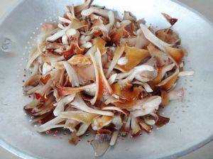 Steps for Cooking Sour Pickled Vegetable Stir-Fried Trumpet Mushrooms