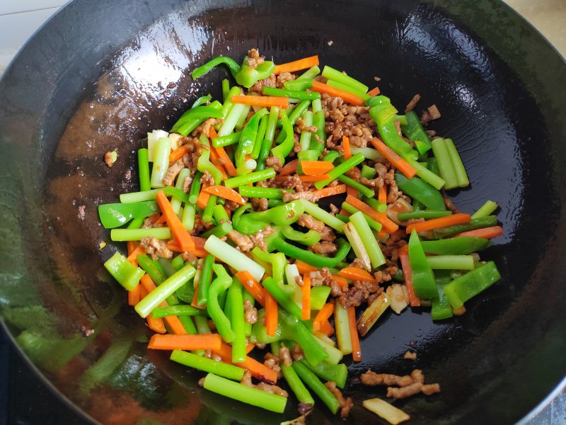 Detailed Steps for Cooking Green Pepper and Garlic Chives Stir-Fried Shredded Pork