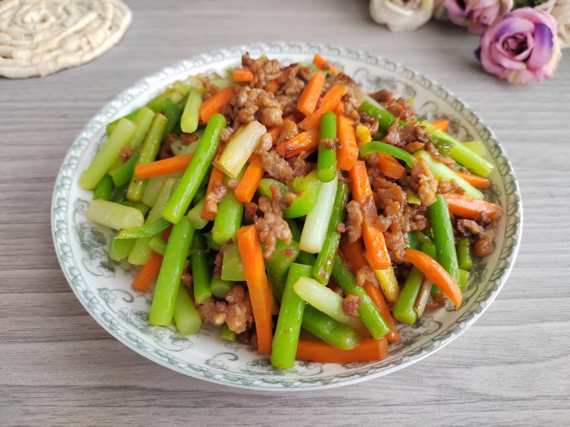 Detailed Steps for Cooking Green Pepper and Garlic Chives Stir-Fried Shredded Pork