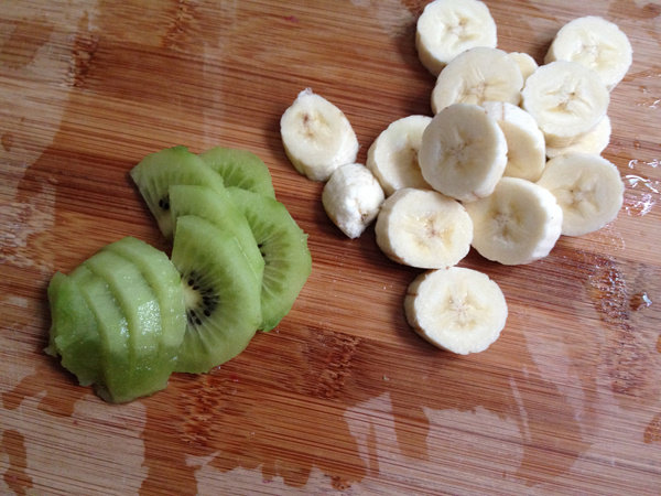 Steps for making Banana and Strawberry with Yogurt