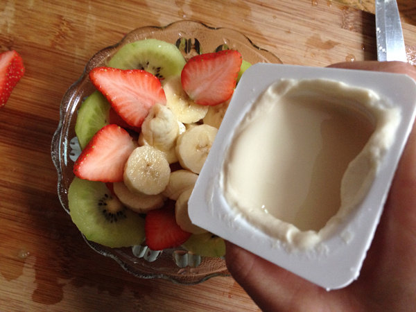 Steps for making Banana and Strawberry with Yogurt