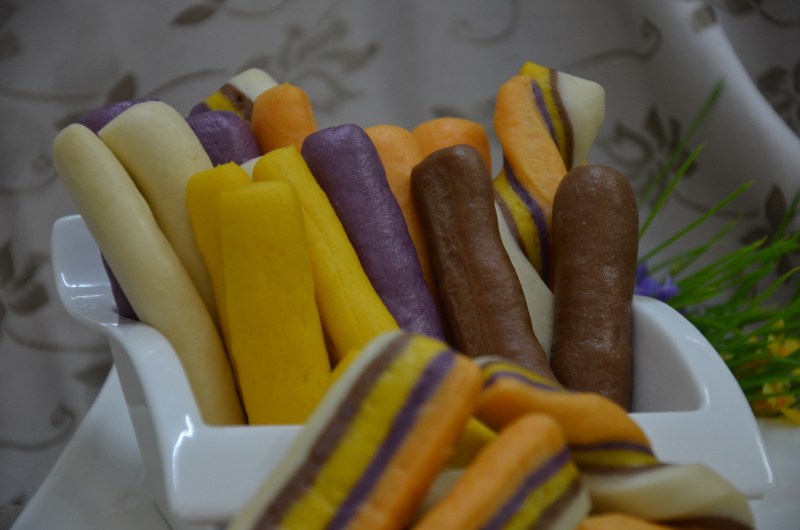 Steps to Make Colorful Steamed Breadsticks