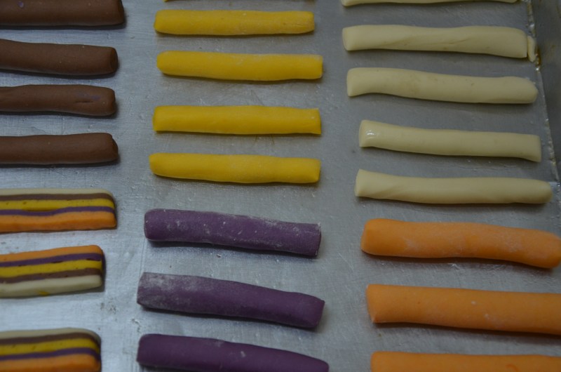 Steps to Make Colorful Steamed Breadsticks