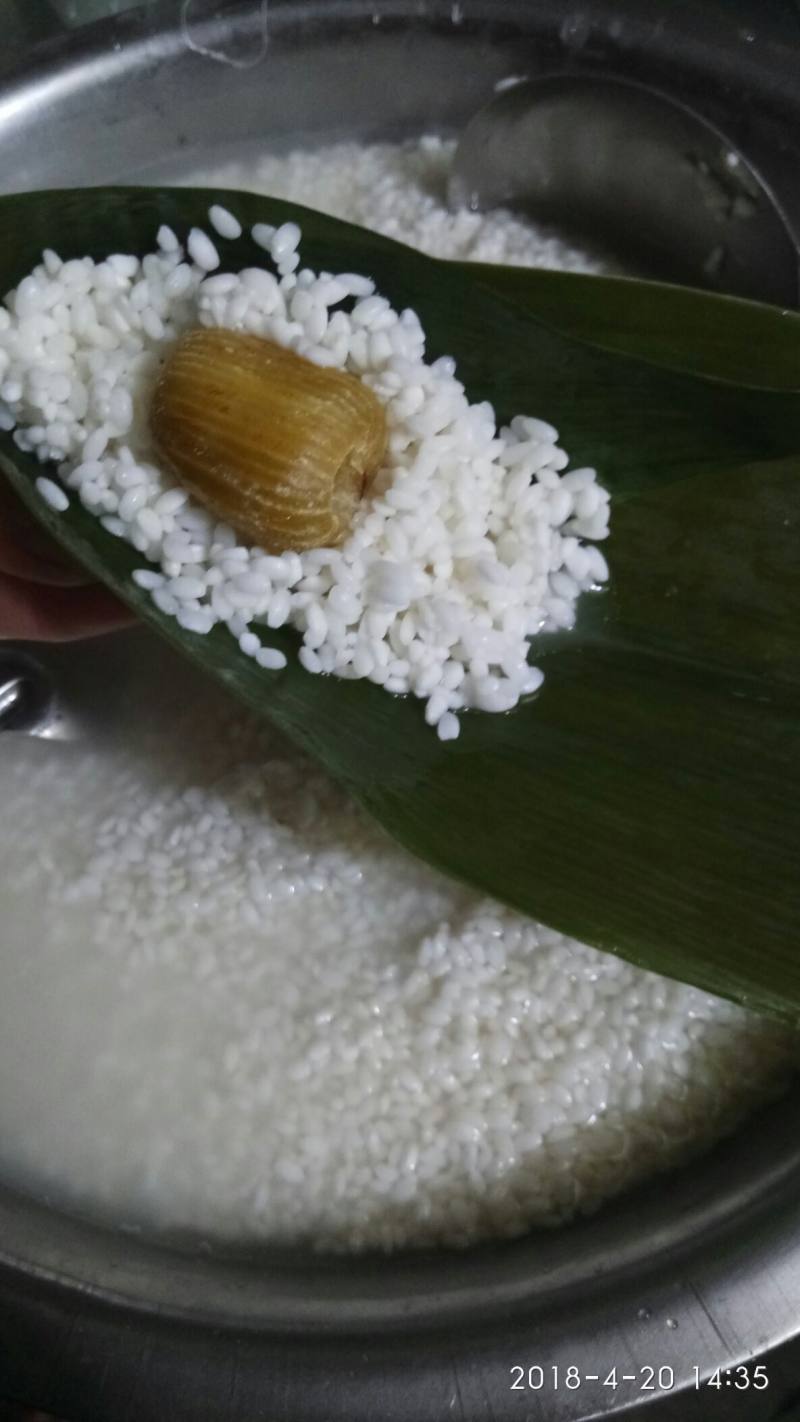 Steps for Making Four-cornered Glutinous Rice Dumplings