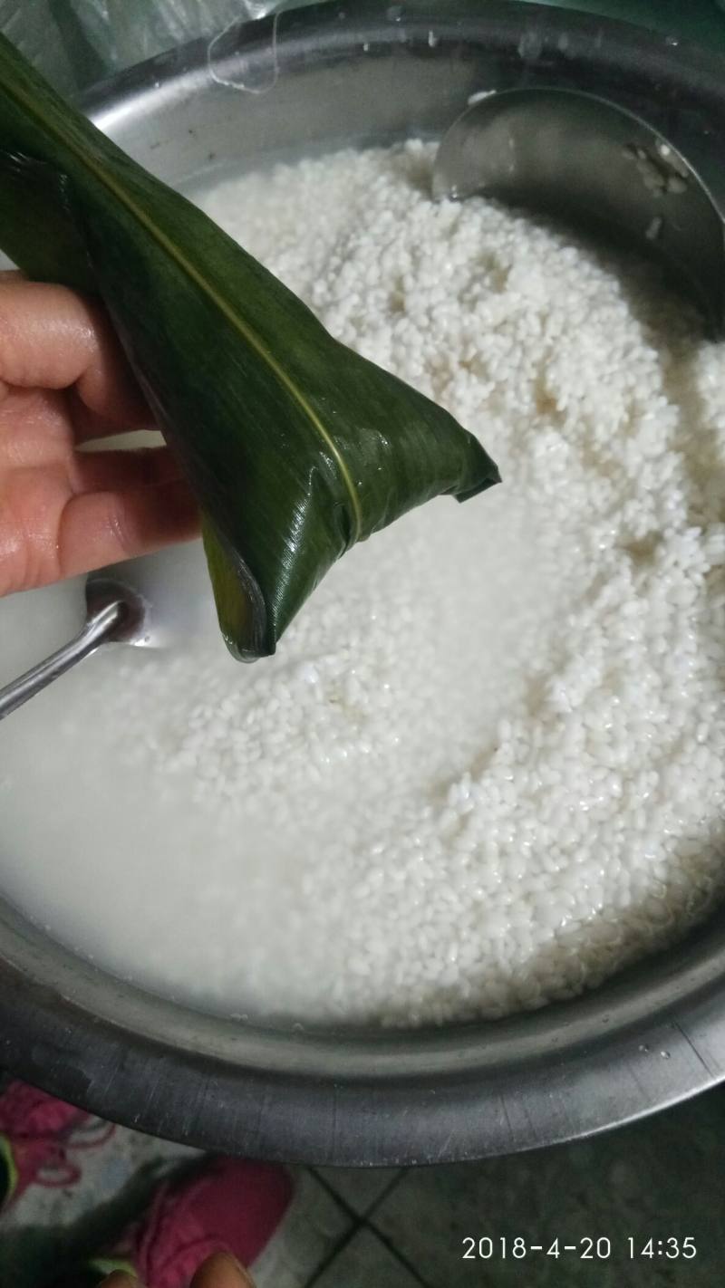 Steps for Making Four-cornered Glutinous Rice Dumplings