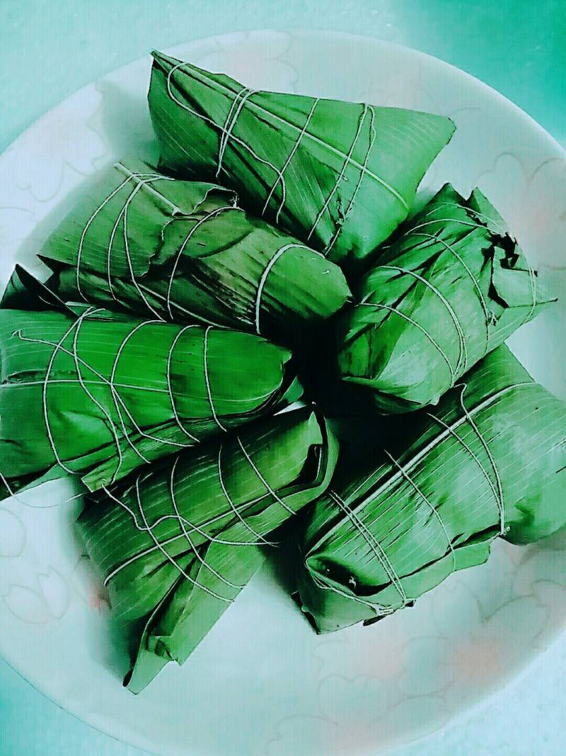 Steps for Making Four-cornered Glutinous Rice Dumplings