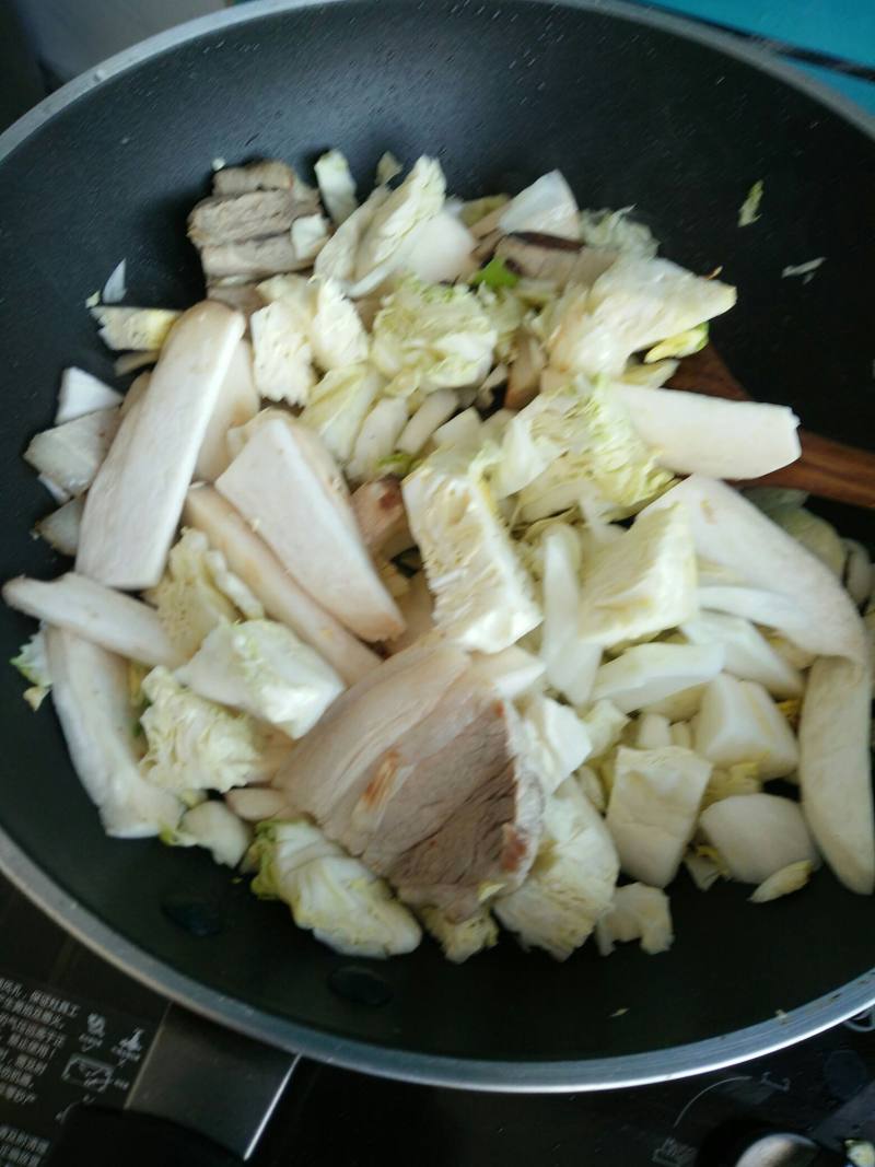 Steps for Making Braised Pork Belly with Vegetables in Clay Pot