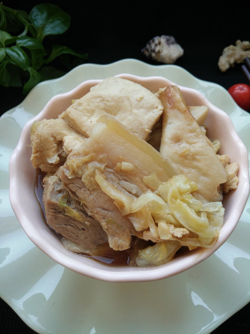 Braised Pork Belly with Vegetables in Clay Pot