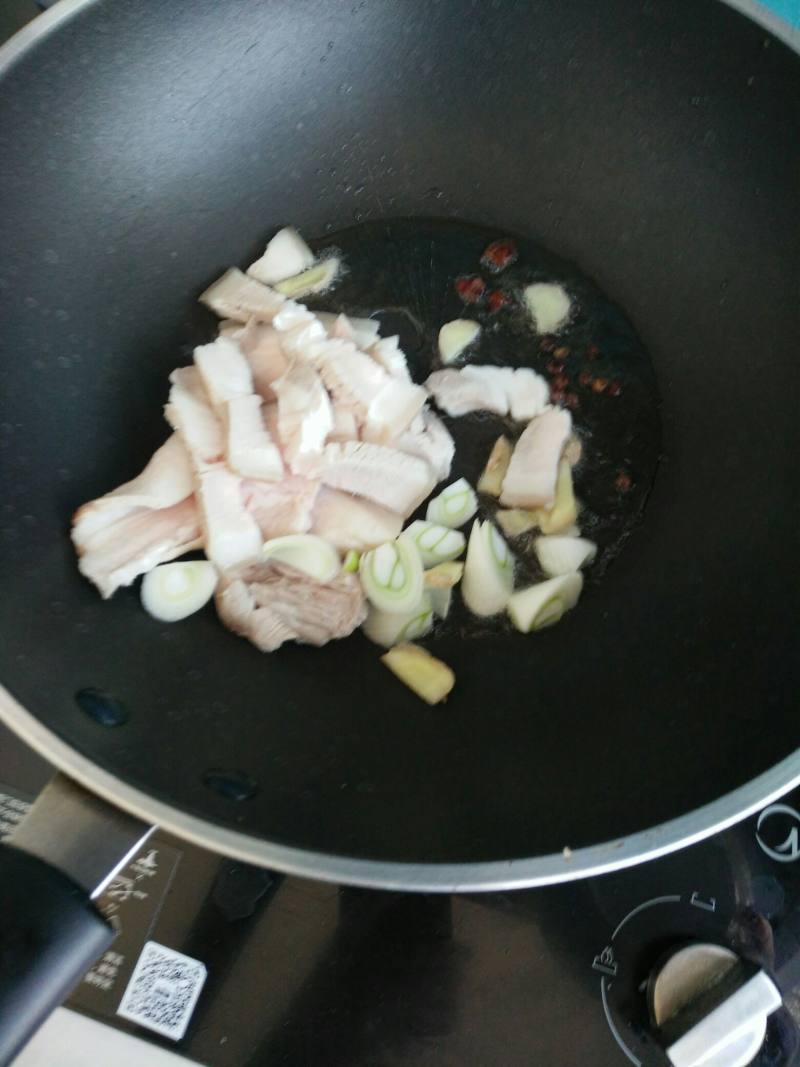 Steps for Making Braised Pork Belly with Vegetables in Clay Pot