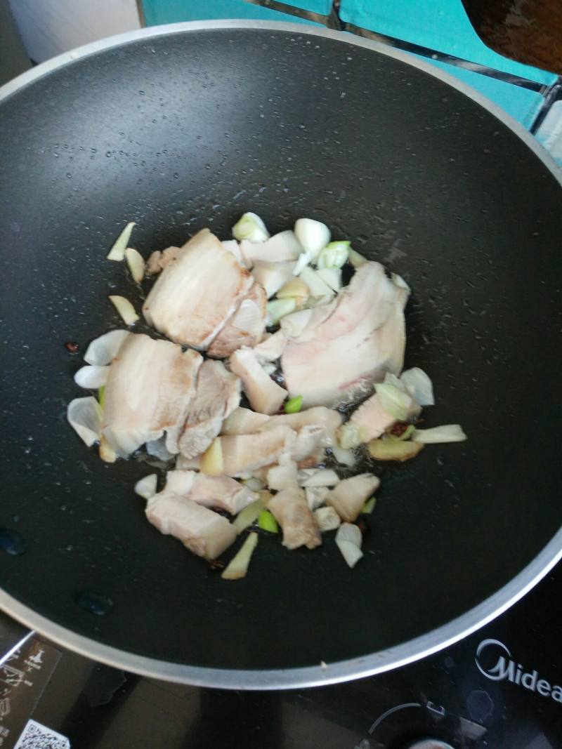 Steps for Making Braised Pork Belly with Vegetables in Clay Pot