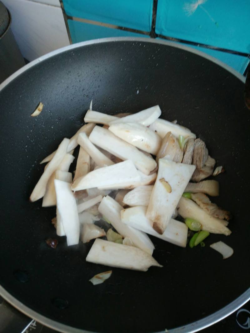 Steps for Making Braised Pork Belly with Vegetables in Clay Pot