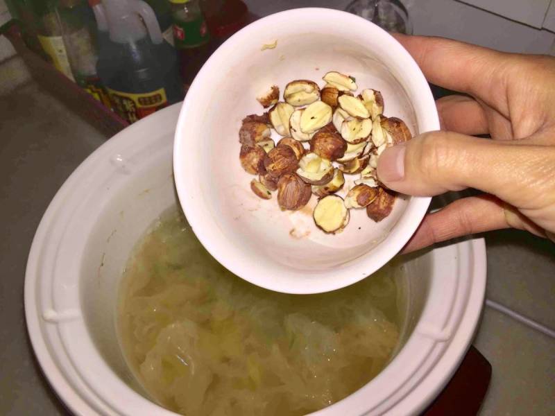 Steps for making Lotus Seed, Lily and Tremella Sweet Soup