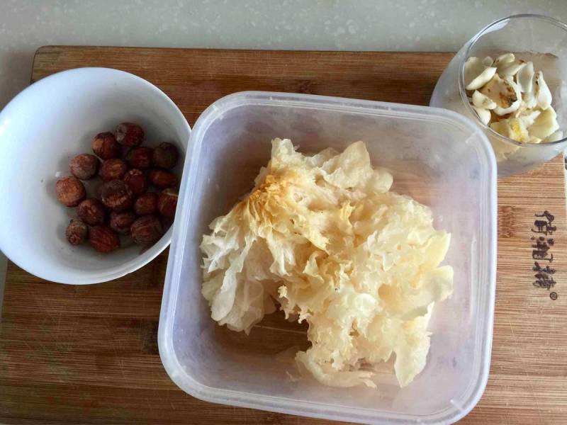 Steps for making Lotus Seed, Lily and Tremella Sweet Soup